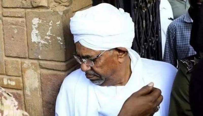 عمر البشير في إحدى جلسات المحكمة (مكة)