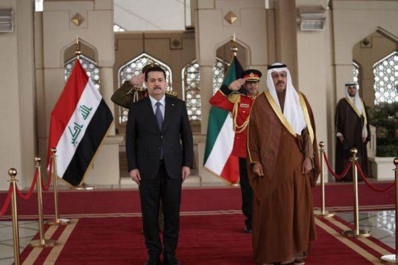 رئيسا وزراء الكويت والعراق قبل اجتماعهما أمس (مكة)