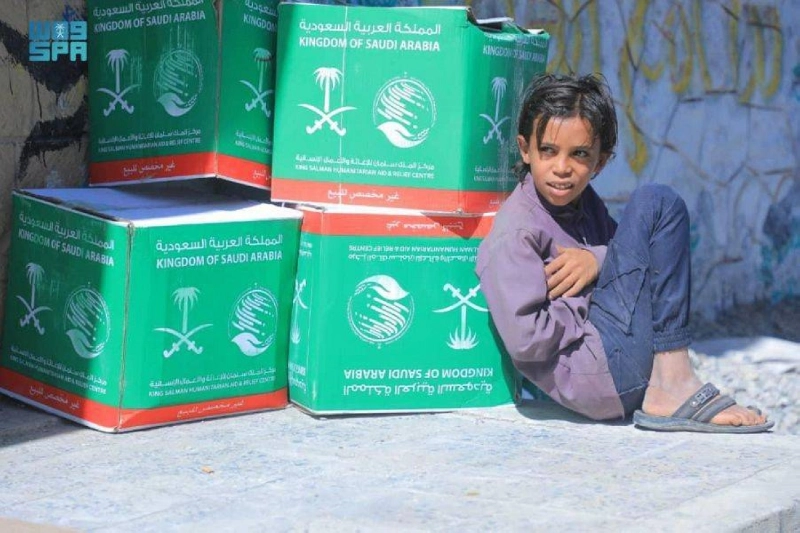 طفل يمني يسند ظهره على السلال