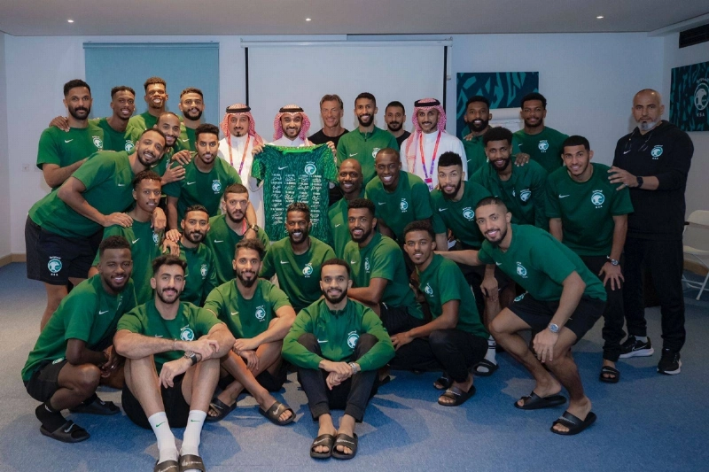 عبدالعزيز بن تركي وياسر المسحل في زيارة للاعبي الأخضر قبل مران أمس