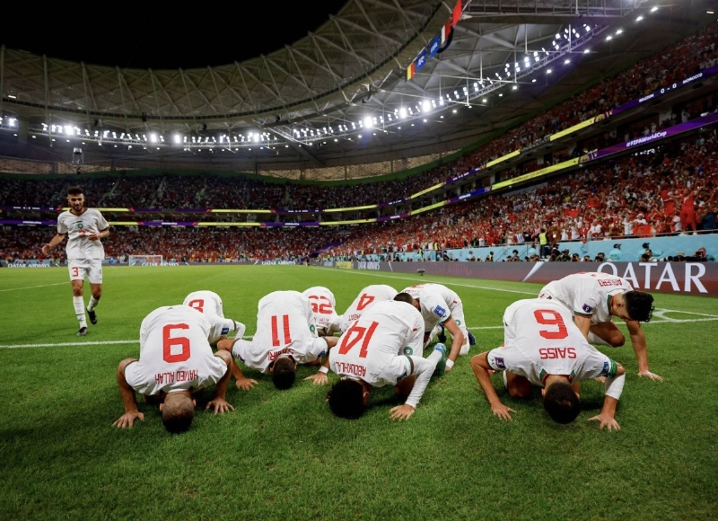 لاعبو المغرب خلال سجودهم شكرا