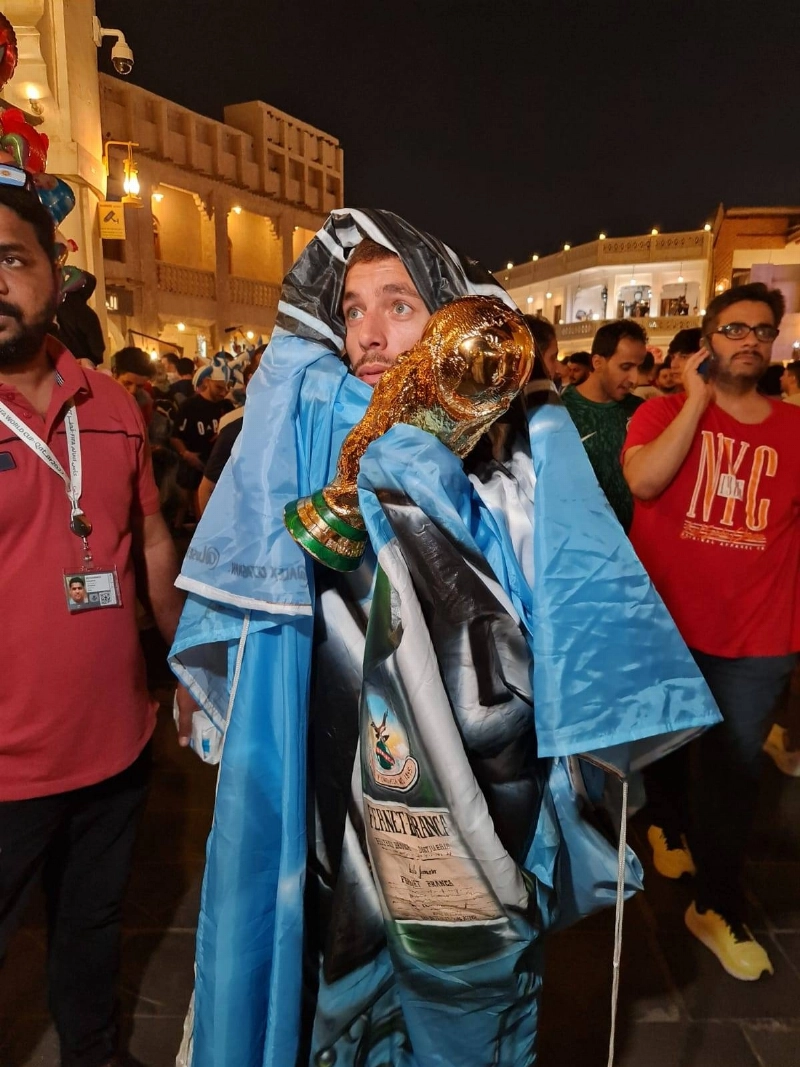 مشجع يحتفي برقم مارادونا (مكة)