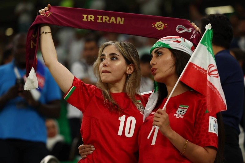 إيرانيتان تحتفلان بهزيمة منتخب نظام الملالي (د ب أ)