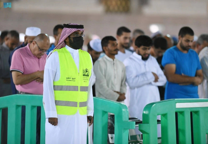 متطوع خلال تنظيم المصلين بالمسجد الحرام (مكة)