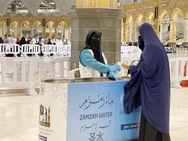توزيع عبوات زمزم (مكة)