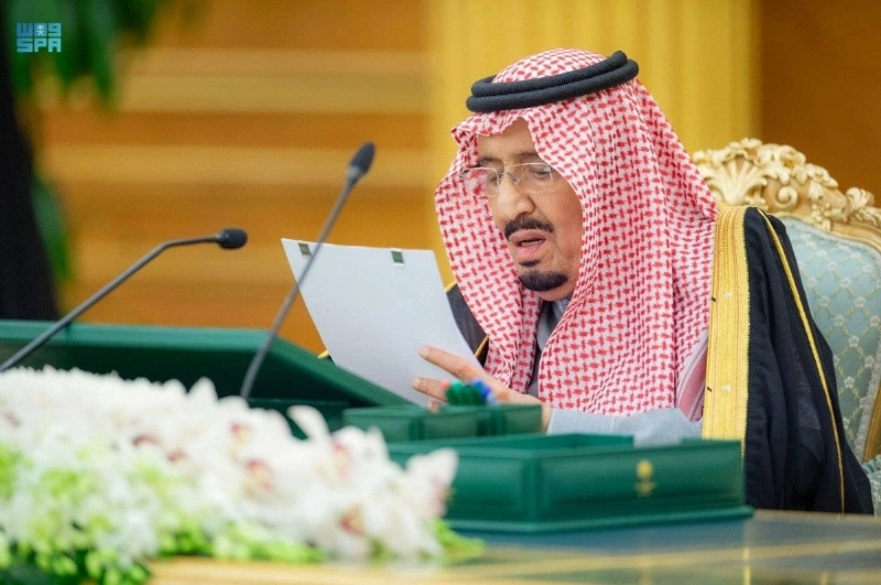 الملك سلمان خلال إعلان الميزانية العامة للدولة أمس (واس)