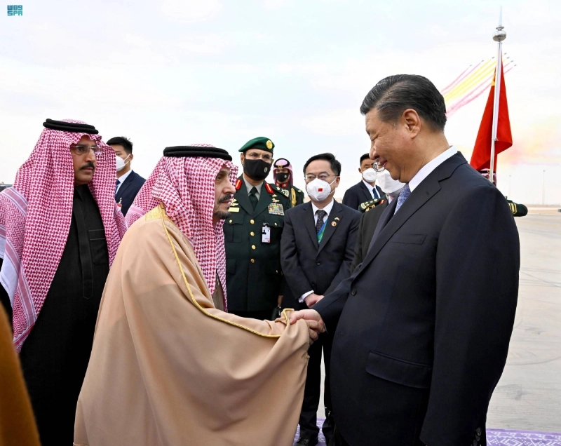 الرئيس الصيني لدى وصوله الرياض وفي مقدمة مستقبليه فيصل بن بندر (واس)