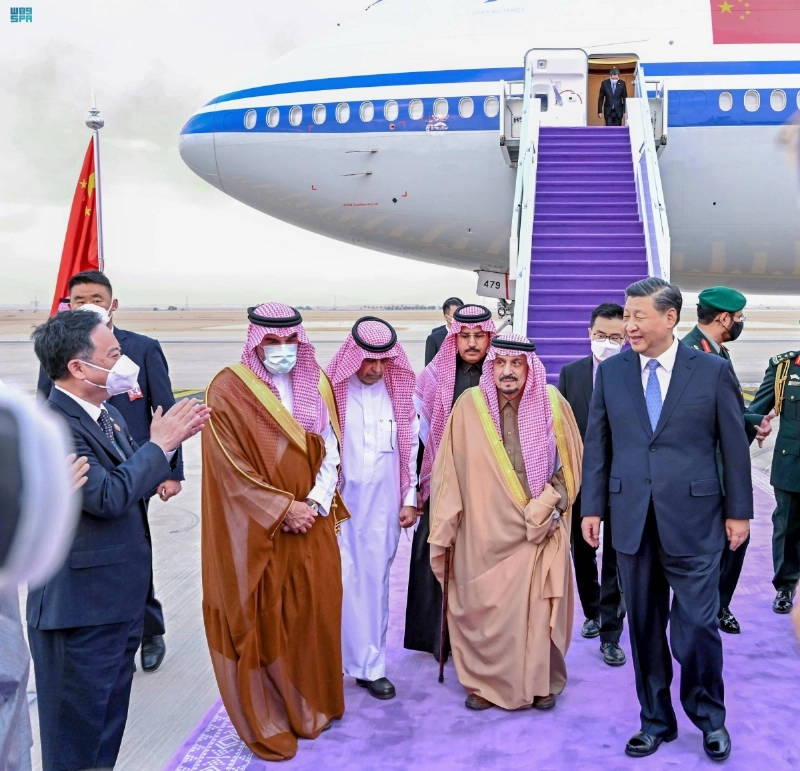 الرئيس الصيني لدى وصوله الرياض وفي مقدمة مستقبليه فيصل بن بندر (واس)