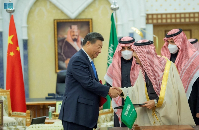 خادم الحرمين مستقبلا الرئيس الصيني (واس)