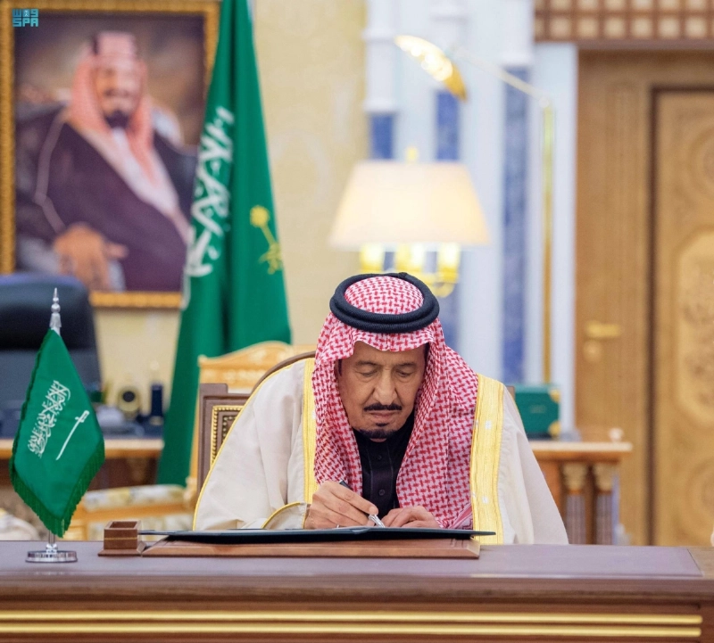 الملك سلمان خلال توقيع اتفاقية الشراكة
