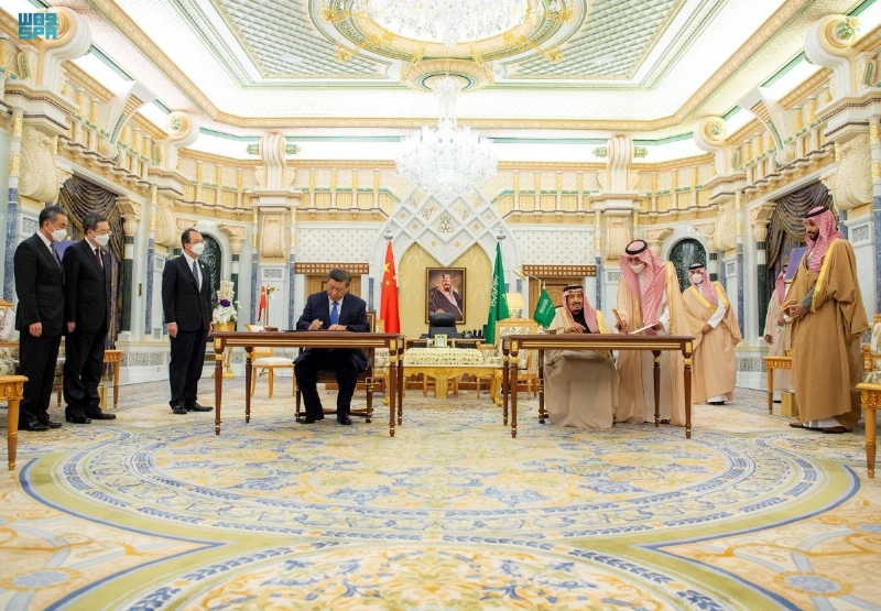 خادم الحرمين والرئيس الصيني خلال مراسم التوقيع (واس)