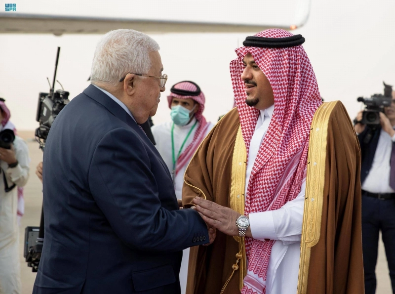محمود عباس لدى وصوله إلى الرياض (واس)