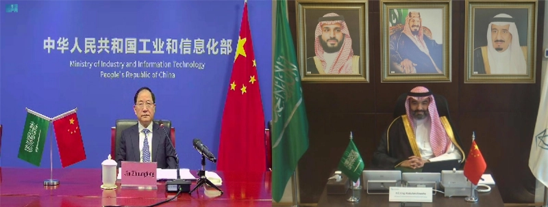 عبدالله السواحة ووانغ تشيغانغ خلال توقيع الشراكة (مكة)