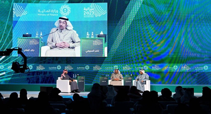 الفالح متحدثا في الجلسة