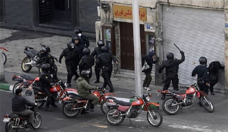 الأمن يقمع المتظاهرين في طهران (مكة)