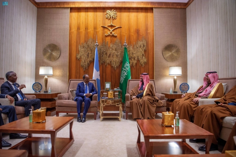 الأمير محمد بن سلمان خلال استقباله حسن الشيخ محمود (واس)