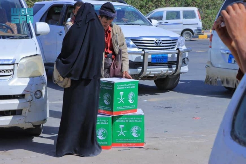 أسرة يمنية بعد تسلم مستحقاتها