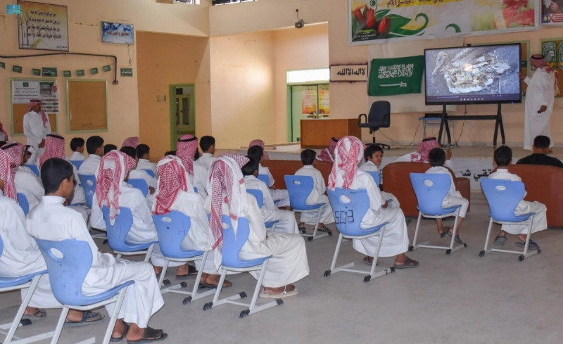 طلاب يستمعون إلى محاضرة عن التوعية البيئية (مكة)
