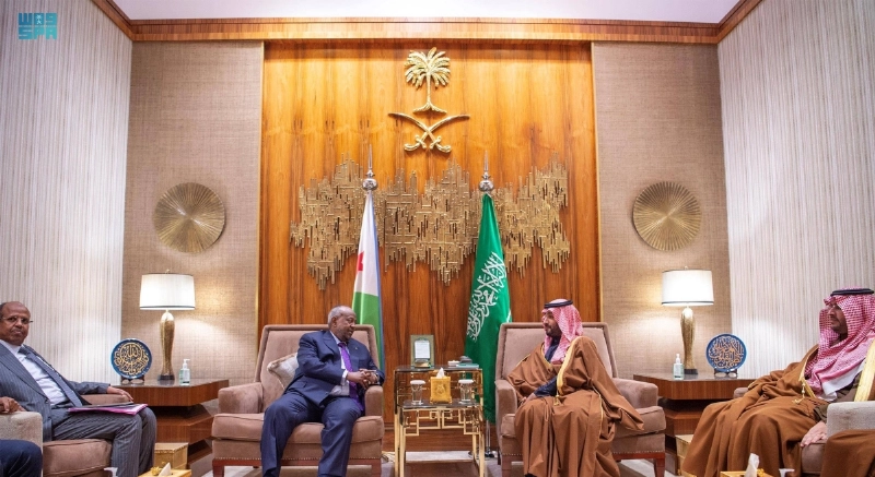 الأمير محمد بن سلمان لدى استقباله إسماعيل عمر جيله (واس)