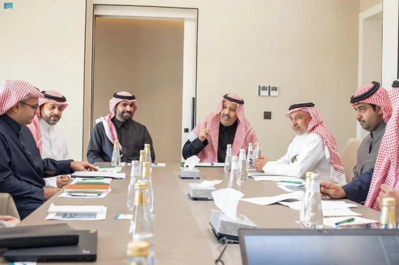 حسام بن سعود خلال لقائه بدر بن فرحان (واس)