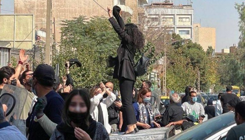 نساء إيران يواصلن احتجاجاتهن ضد النظام (مكة)