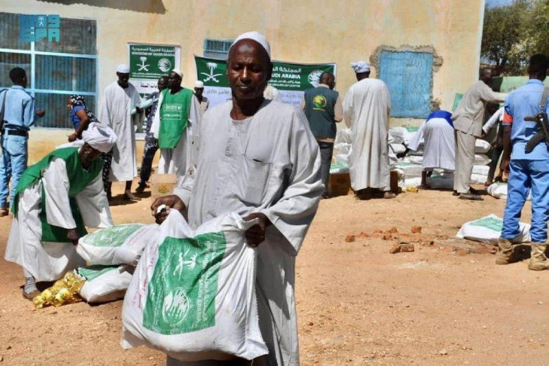 سوداني يحمل حقيبة غذائية (واس)