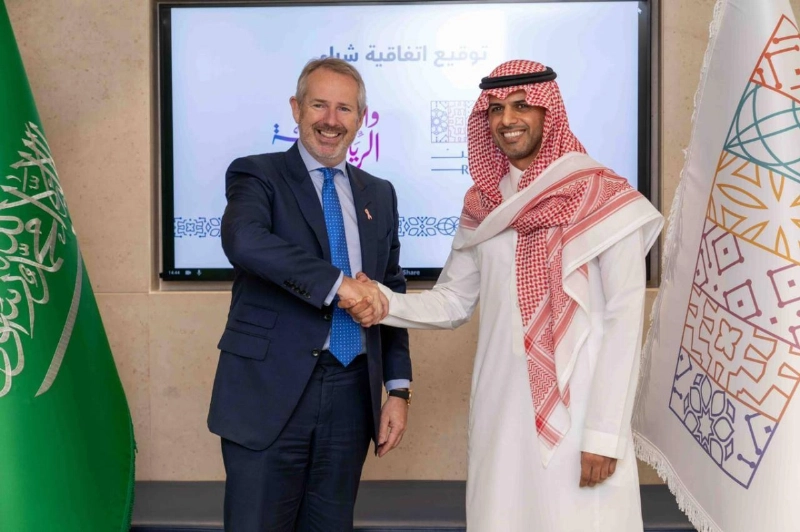 جانب من توقيع الاتفاقية بين روشن وكادن