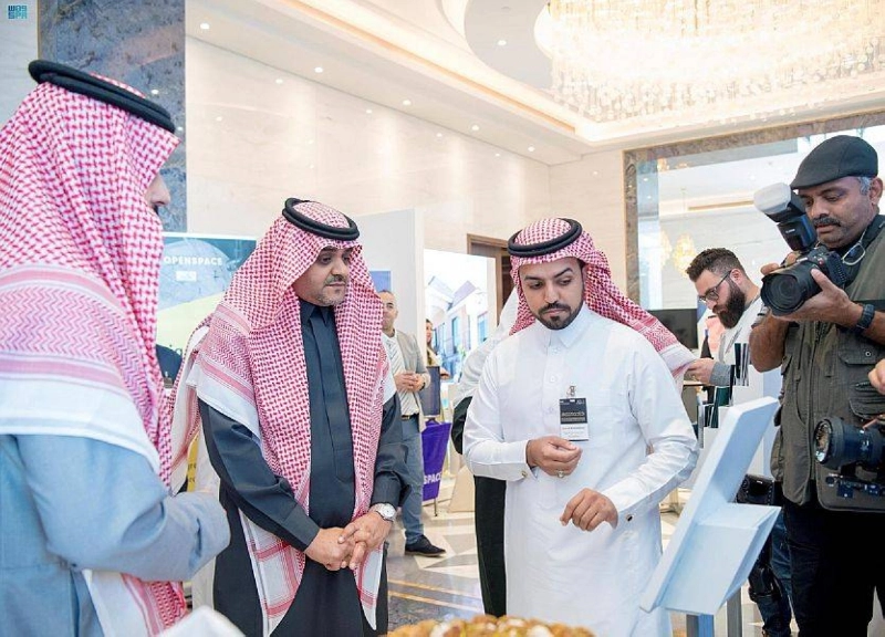 البدير خلال جولة بالمعرض (مكة)