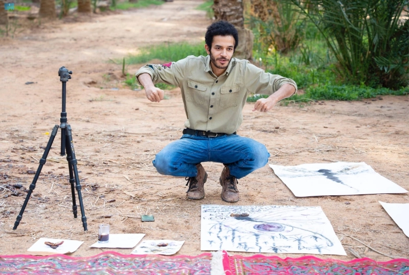 فنان يعرض أعماله في الاستديو المفتوح (مكة)