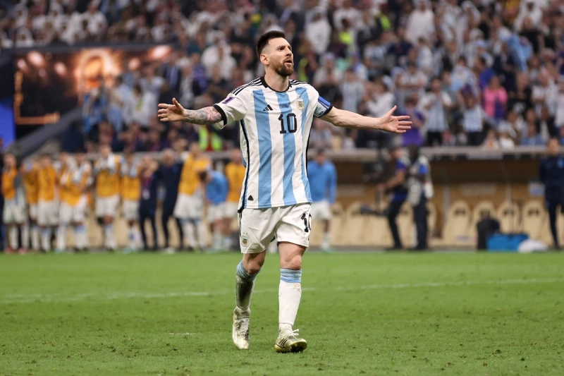 ليونيل ميسي يحتفل أمام الجماهير