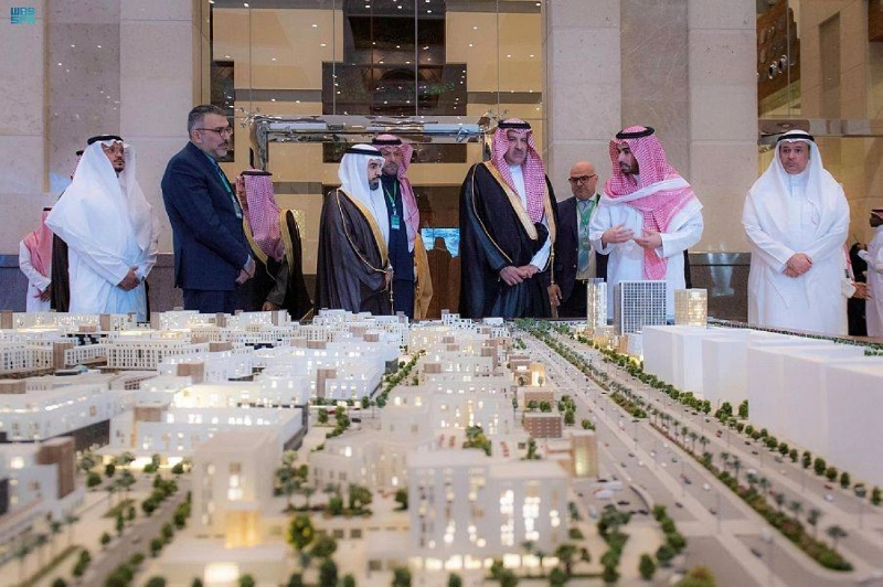 فيصل بن سلمان خلال جولة بالمعرض (مكة)