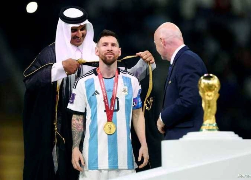 ميسي يرتدي البشت