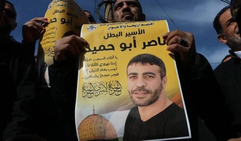 فلسطيني يرفع صورة ناصر أبو حميد (مكة)