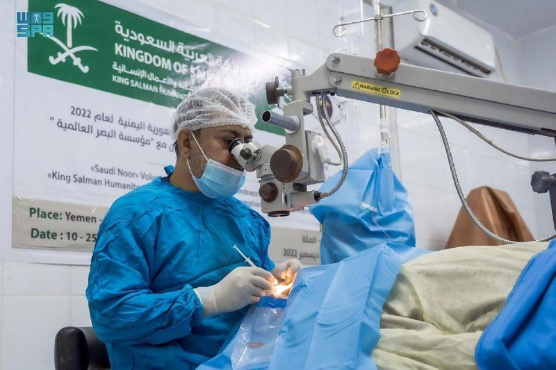طبيب من مركز الملك سلمان للإغاثة يجري عملية عيون ليمني (واس)