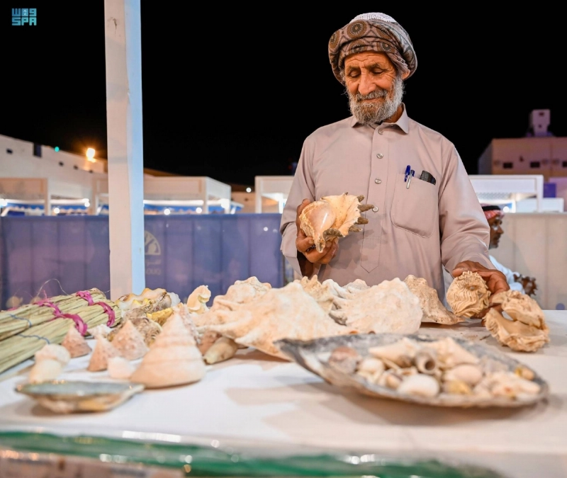 مواطن يعرض منتجاته في السوق
