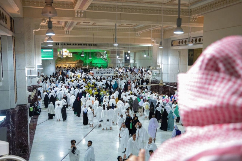 معتمرون في المسعى (مكة)