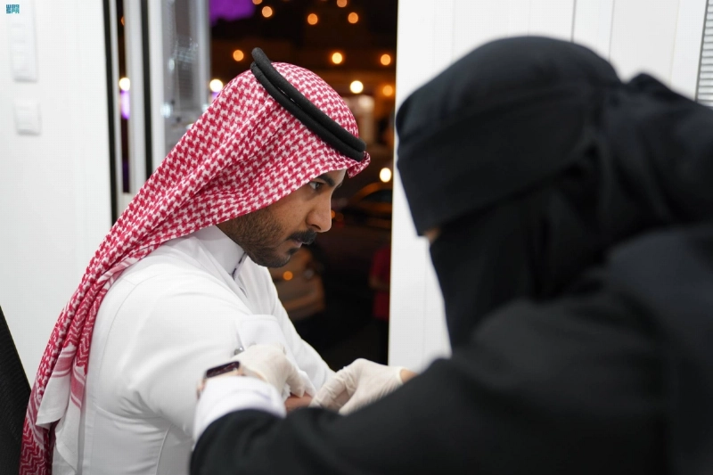 أعلنت وزارة الصحة إتاحة طلب سيارة تطعيم الإنفلونزا الموسمية، لتقديمه للمواطنين والمقيمين في منازلهم، وذلك خلال تطبيق «كريم» على الهواتف الذكية، فيما نفذت إدارة التواصل المؤسسي بصحة الجوف 74 حملة ميدانية خلال الفترة الماضية، شارك فيها 129 متطوعا ومتطوعة من فريق التطوع الصحي.