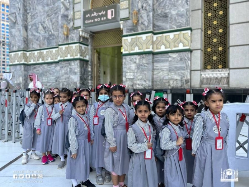 الطالبات في لقطة جماعية (مكة)