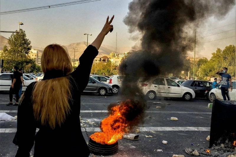 شابة إيرانية ضد النظام ترفع علامة النصر (مكة)