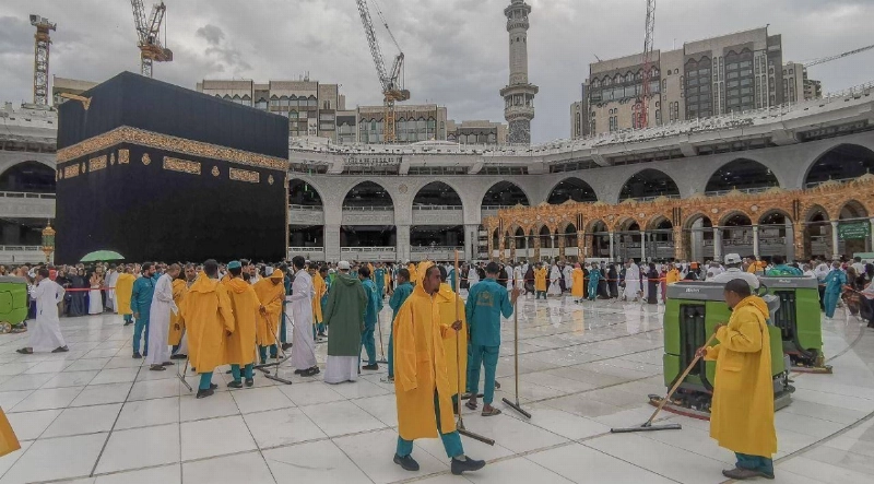 عمال ينزحون مياه الأمطار بالمسجد الحرام (مكة)