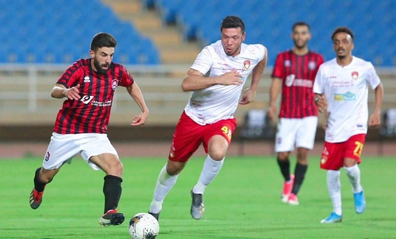 جانب من مواجهة ضمك والرائد الموسم الماضي