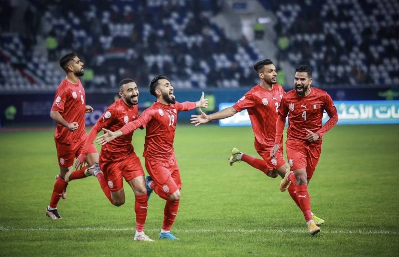 فرحة لاعبي البحرين بعد الفوز على الإمارات (مكة)