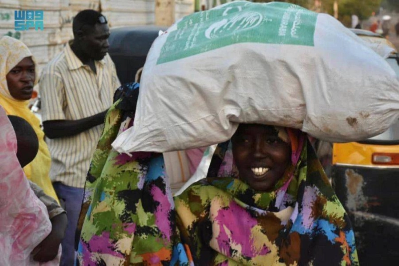 سودانية مبتهجة بعد الحصول على حصتها (واس)