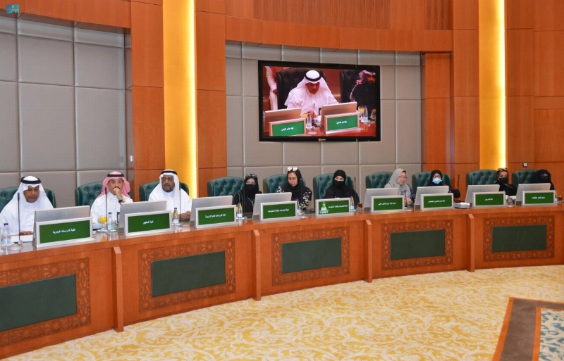 البنيان خلال اجتماعه مع قيادات الجامعة (مكة)