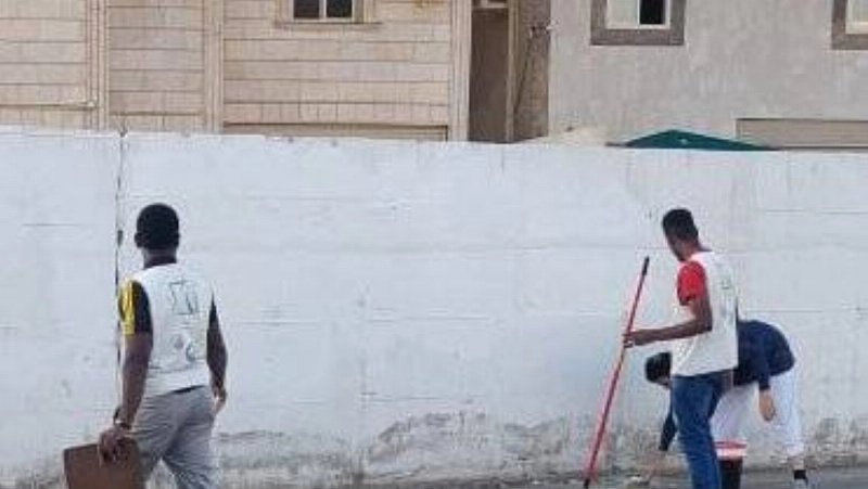 متطوعون يزيلون الكتابات المشوهة (مكة)