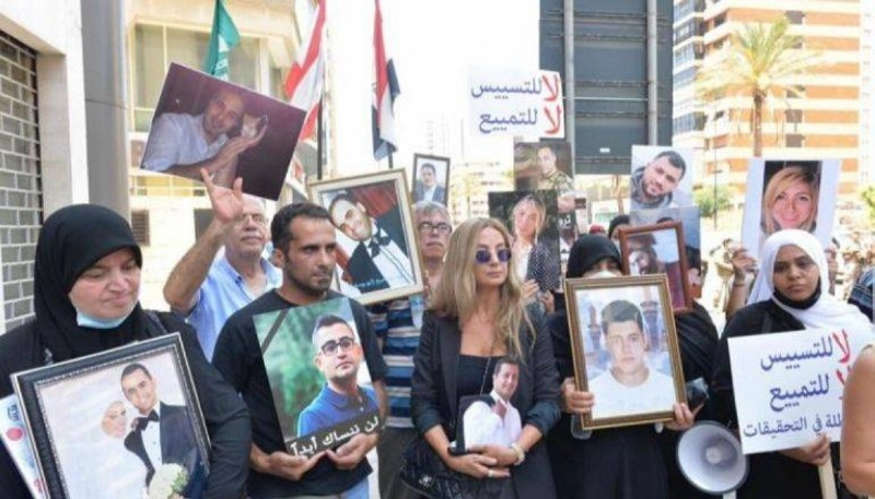 عدد من أهالي ضحايا مرفأ بيروت يحتجون (مكة)