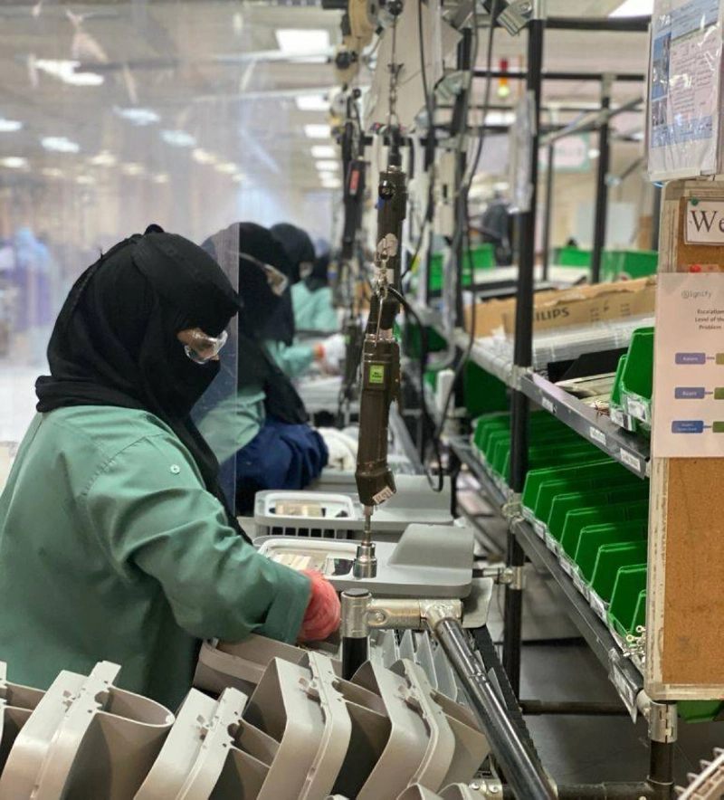 سعوديات في أحد مصانع الإنارة