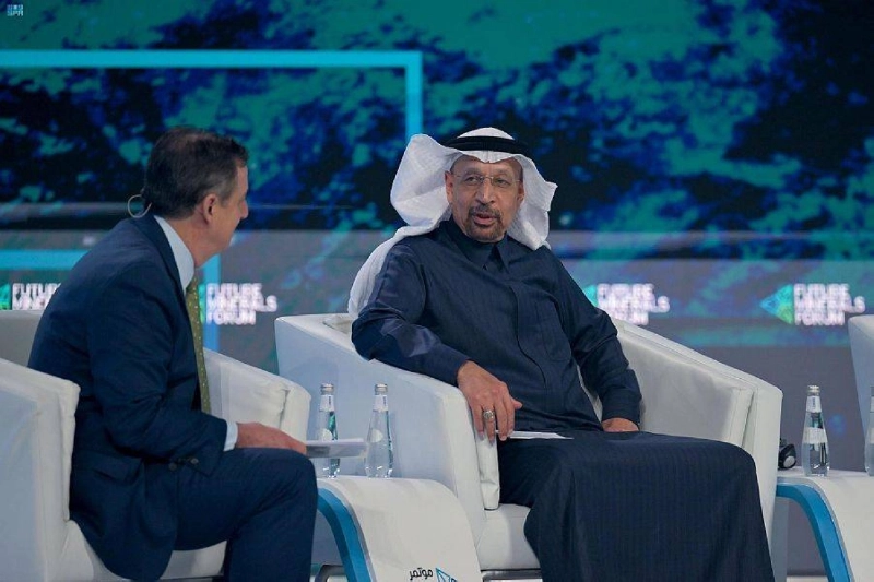 الفالح متحدثا في المؤتمر