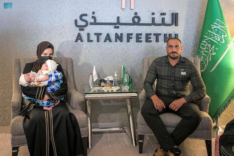 والدا التوأم السيامي العراقي لحظة وصولهما (مكة)
