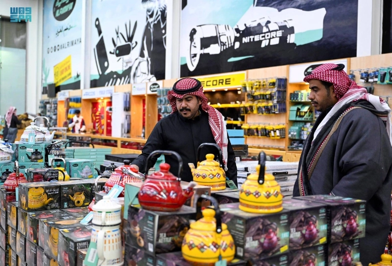 مواطن ينتقي بعض احتياجات الرحلات (مكة)